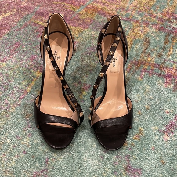 Brand new in box are a pair of Valentino Rockstud D'Orsay Black Pumps in size 37 - Picture 3 of 5